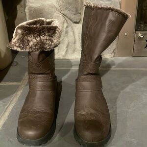 Women’s brown boots, size 7.